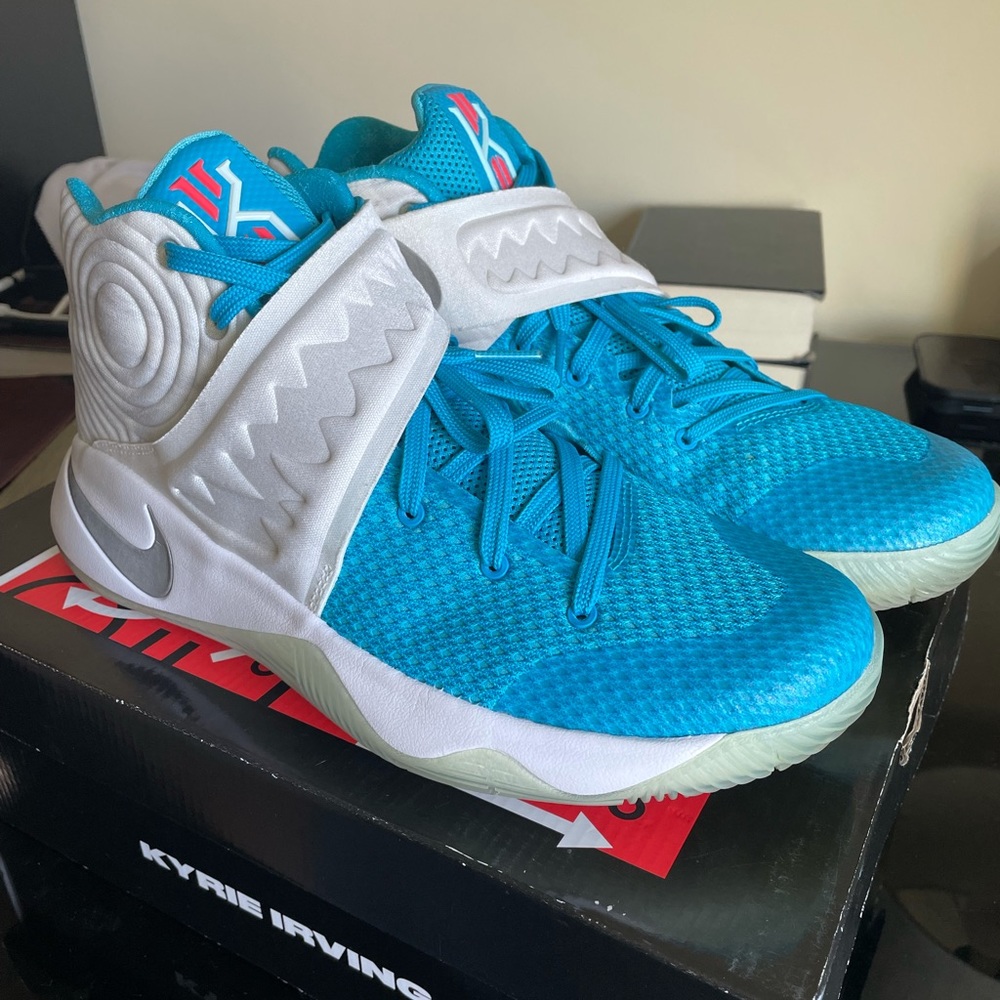 Nike Kyrie 2 Xmas Basketball Shoe